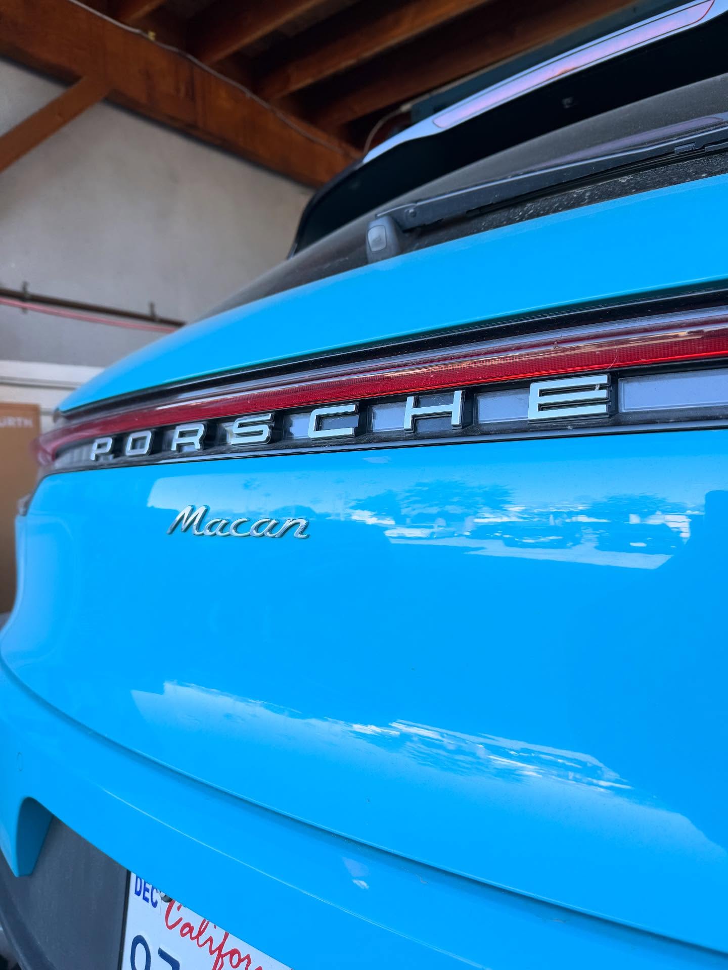 The perfect 80 degree day for a Miami Blue Porsche Macan. ☀️☀️☀️